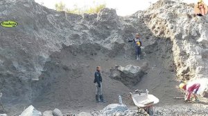 Строительство, шахтёры добывают песок в карьере