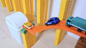 Мультики для детей и малышей. Машинки скатываются по треку в ведро. 🚘 МАШИНКИ ДЛЯ ДЕТЕЙ И МАЛЫШЕЙ.