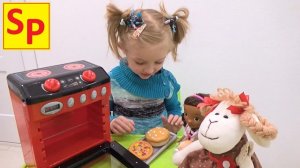 Распаковка игрушечной плиты с духовкой, готовим для кукол кексы и пиццу