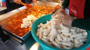 Популярная корейская закуска, ттокбокки - корейская уличная еда