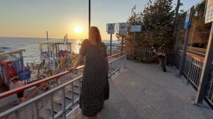 ИДЕМ ОТ ГОСТЕВОГО ДОМА «ЭВЕЛИНА» ДО ПЛЯЖА ДЕЛЬФИН/ МАССА РАЗВЛЕЧЕНИЙ В ЛАЗАРЕВСКОМ))