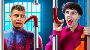 СПАЙДЕРМЕН СЪЕЛ ТЮРЕМНЫЙ ТОРТ С СЕКРЕТОМ?! 🎂 Жесткий шмон надзирателя!