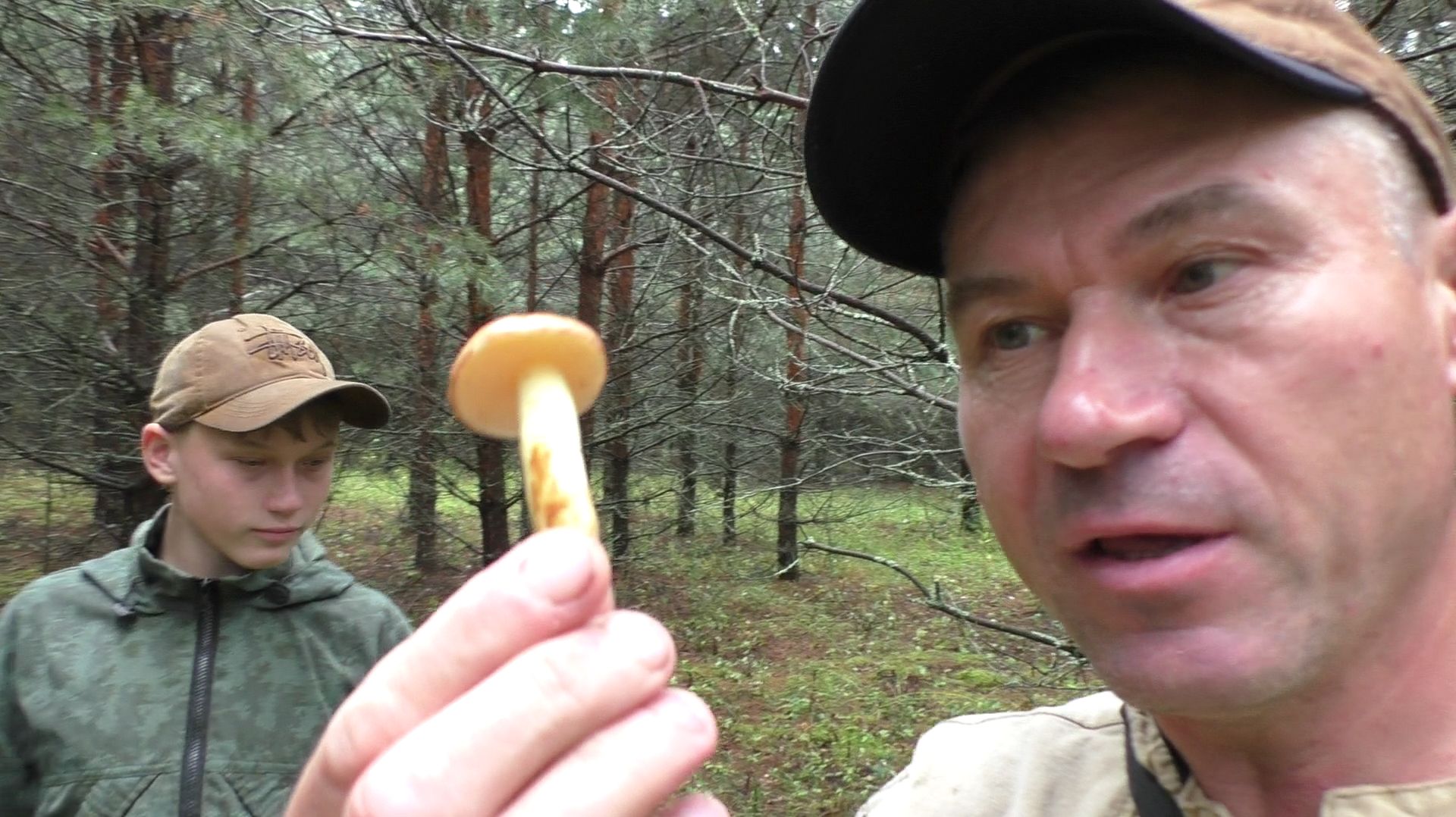 УШЛИ С СЫНОМ В ЛЕС Грибной день с сыном: мокрые, но счастливые  🍄