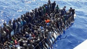 В испанской Сеуте начали ставить заграждения в море, чтобы сдержать наплыв мигрантов.