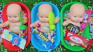 Три куколки наслаждаются красочными игрушками