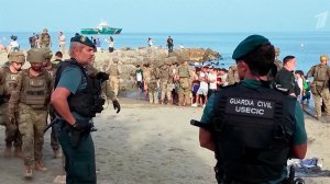 Десятки тысяч мигрантов снова пытались прорваться в испанский город Сеута.