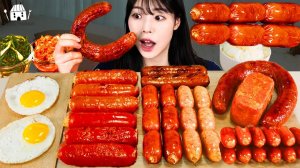 Мукбанг - колбаски и грибы эноки - крупный план