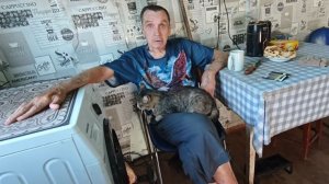 Встречали Володю с хлебом и солью . Ноги Федя похоже не моет совсем.