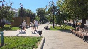 МУЖИК НАПАДАЕТ НА ПРОХОЖИХ