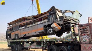 Пакистанский автобус попал в страшную аварию. Эвакуация, разбор