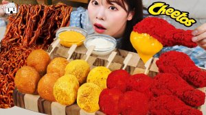 Мукбанг - курица и лапша с чёрным соусом и сырные закуски - много соуса