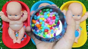 Красочная игра из бисера с тремя куклами