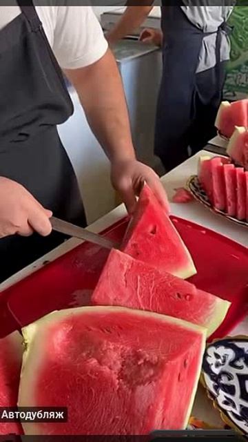 Вариант нарезки и подачи арбуза