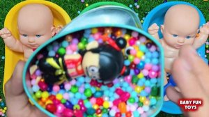 Милые куклы, играющие с игрушками, наполненными бисером