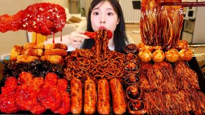 Мукбанг - курица и лапша с чёрным соусом - еда на камеру