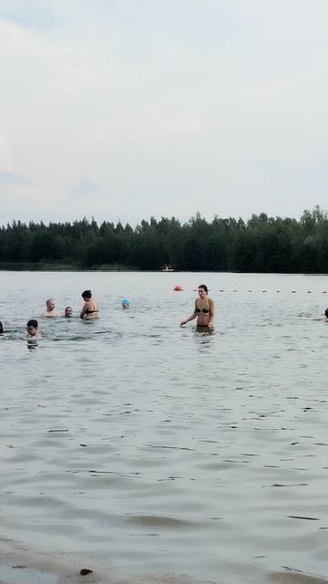 Пляж на голубом озере.
