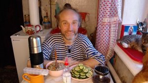 Обед с котями. Статья с дзена явно от ии. Паника. Мукбанг. Обжор. Еда на камеру. Диета. Шизофрения.