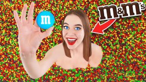 Кто Быстрее Найдет M&M's в Бассейне  Челлендж