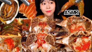 Мукбанг - морепродукты и креветки и лосось - крупный план