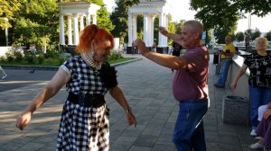 20260801 Танец под гармошку Жители г Орла танцуют под гармонь у фонтана в орловском парке город Орёл