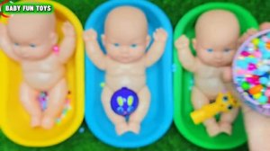 Красочная игра в игрушки с тремя маленькими куклами