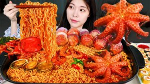 Мукбанг - морепродукты и креветки и острая лапша - крупный план