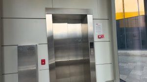 грузопассажирский музыкальный лифт SJEC. V=1m/s,Q=1050kg