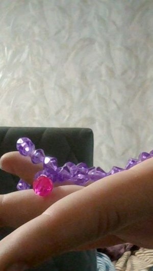 Я делаю червячков из бусинок.