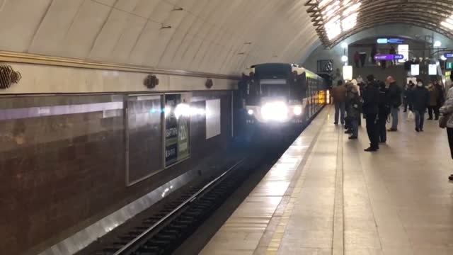 «Разные головы» Метропоезд 81-540.7/541.5/541.7/540.5  на станции Садовая