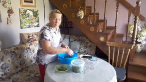 Чищу крыжовник, разговоры, топлю баню.