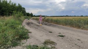 Юля прибежала с цветами
