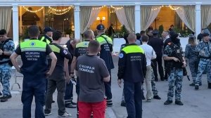 Автомобили оперативных служб на месте взрыва у летнего кафе на Кудринской площади