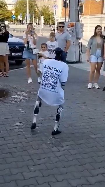 Робот танцует.
