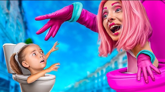 НАШ ДОМАШНИЙ УНИТАЗ НАЧАЛ ГОВОРИТЬ?! 🚽 Шок Мамочки Длинные Ноги!