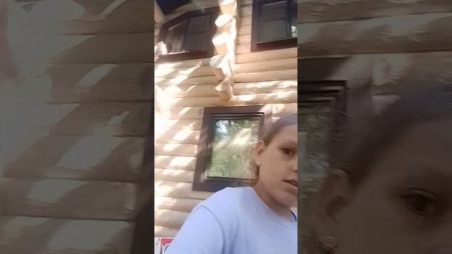 я со своим папой играю в настольный теннис.