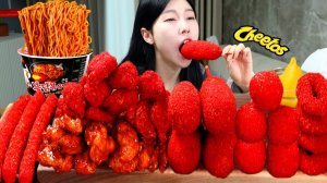 Мукбанг - курица и сырные закуски и хот-дог - хрустящий стол