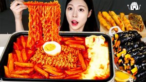 Мукбанг - жареная курица и токпокки - крупный план