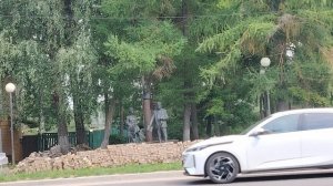 Бежецк. Памятники Гумилев и Ахматовой.
