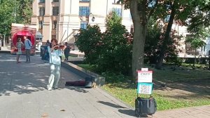 Скрипачка у фонтана у метро Новокузнецкая, 01.08.2026, Москва (A Violinist near the Fountain, Moscow