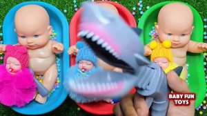 Куколки-малышки наслаждаются красочными играми