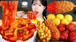 Мукбанг - жареная курица и токпокки - аппетитная подача, корейский стиль