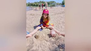 1.08.26. В городе снова жара. Открытие пляжного сезона. Сема на рюкзаке.
