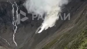 Огромный ледник на глазах у туристов стремительно обрушился в озеро Умантай, в Перу.Красивое зрелище