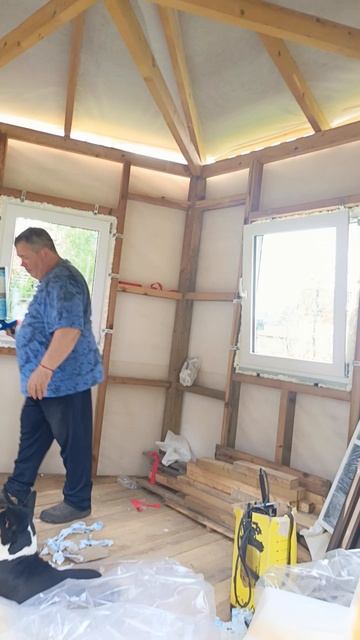 Беседка строится дальше,басенджи Санечка умаялся помогать уже