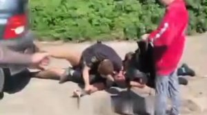 Днепр-не смотря на душераздирающие вопли люди в черной форме везут тело на фронт Камер не стесняются