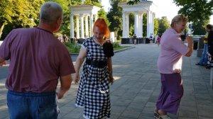 20260801 Танец под гармонь Жители г Орла танцуют под гармошку у фонтана в орловском парке город Орёл