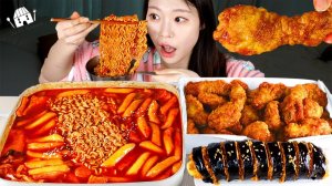 Мукбанг - токпокки и хот-дог - острый вкус