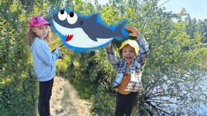 СОФИЯ И ФЕДЯ ловят рыбу на озере