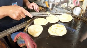 Фаршированное яйцом китайское Paratha   тайваньская уличная еда (Chinese egg pancake)