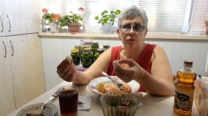 У меня обед, ем быстро и большими кусками.Надо много дел переделать!!!